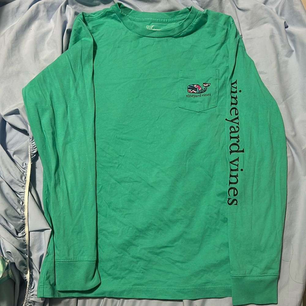 Vineyard Vines long sleeve T shirt. Very soft… worn very little.